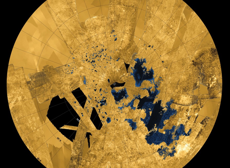 Die Karte zeigt das Gebiet um den Nordpol des Saturnmondes Titan in goldenen Farben. Die Gewässer auf Titan sind blau und schwarz dargestellt.