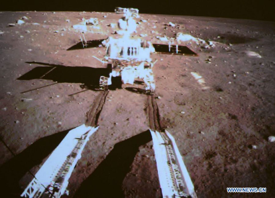 Der Rover Yutu rollte von seiner Landefähre hinunter auf den Mondboden.