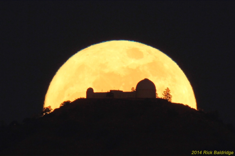 Hinter der Silhouette des Lick-Observatoriums geht der Vollmond auf. Es war der kleinste Vollmond des Jahres 2014.