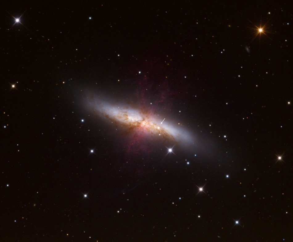 Die irreguläre Galaxie M82 im Sternbild Uras Major mitten im Bild ist von wenigen markanten Sternen umgeben.