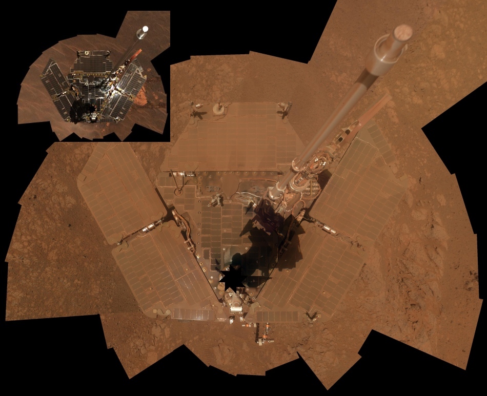Das Mosaik zeigt den Marsrover Opportunity auf dem Mars, es wurde aus vielen Einzelbildern zusammengesetzt. Die Solarpaneele sind dick mit Marsstaub bedeckt. Der Bildeinschub links oben zeigt ein ähnlich gestaltetes Bild kurz nach der Landung.