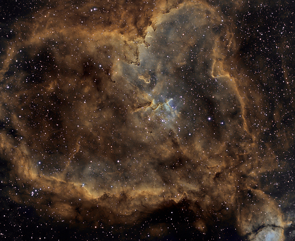 Der Emissionsnebel IC 1805 im Sternbild Kassiopeia hat die Form eines Herzens. Er heißt daher Herznebel. Darin befindet sich der Sternhaufen Melotte 15.