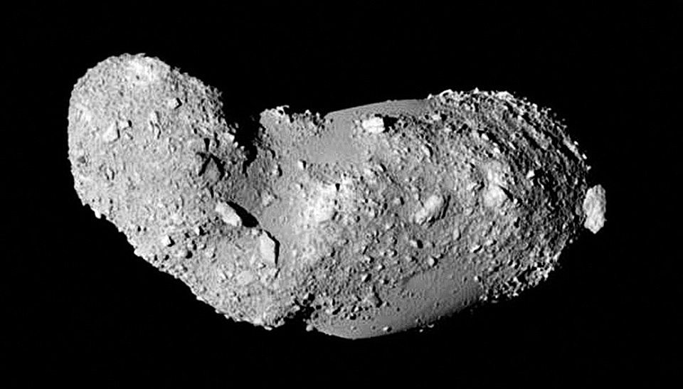 Die Raumsonde Hayabusa fotografierte den Asteroiden Itokawa. Dieses Bild zeigt einen Himmelskörper ohne Krater. Der längliche Asteroid hat einige sehr glatte Oberflächenteile, der Rest ist von Geröll und Felsbrocken übersät.