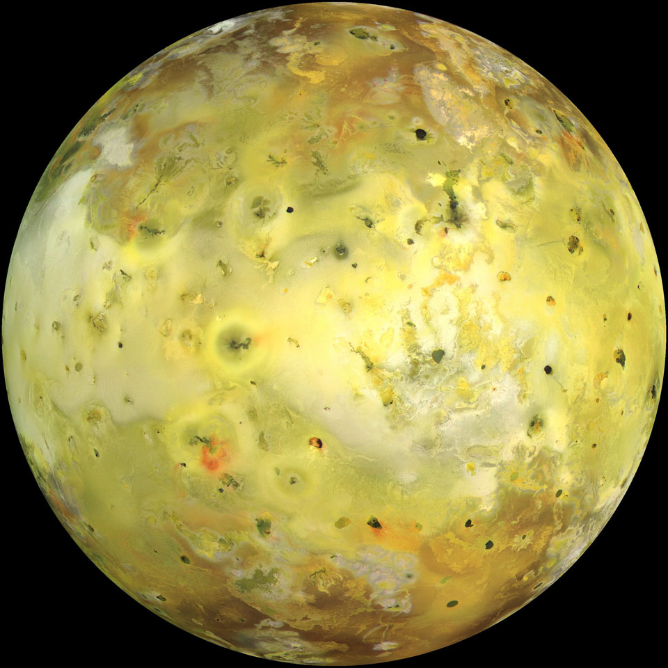Der Jupitermond Io füllt das ganze Bild. Seine Oberfläche ist leuchtend schwefelgelb. Er ist von dunklen Punkten gesprenkelt, es sind die Gipfel von Vulkanen.
