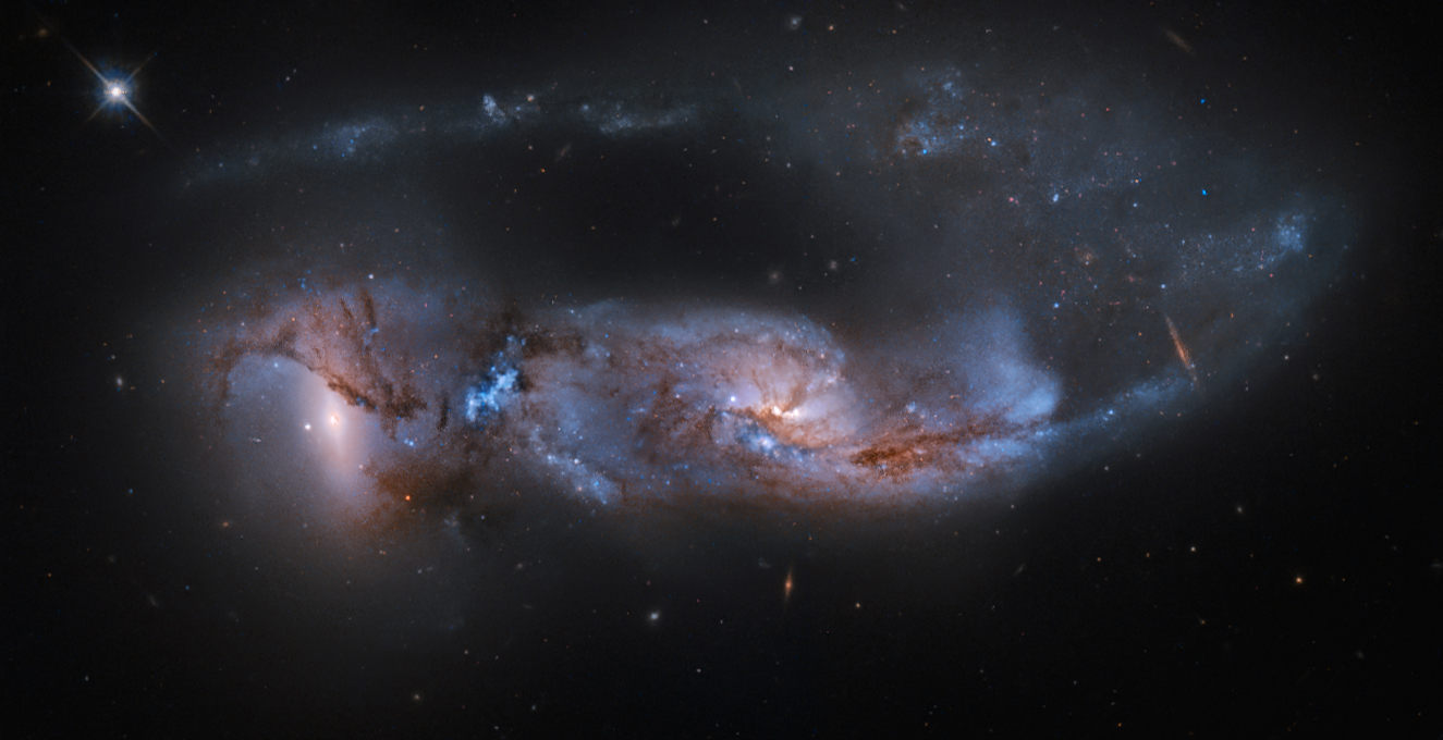 Die Masse aus Sternhaufen, Staubbahnen und hellen Gebieten an den Knoten ist kaum als die zwei Galaxien erkennbar, die sie sind.
