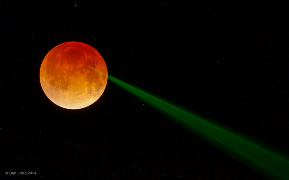 Links oben leuchtet der rote Mond bei einer totalen Mondfinsternis, unten ist er etwas heller als oben. Die Finsternis wurde genützt, um einen grünen Laserstrahl auf einen der Apollo-Reflektoren zu richten. So wurde die Distanz zwischen Mond und Erde millimetergenau vermessen.