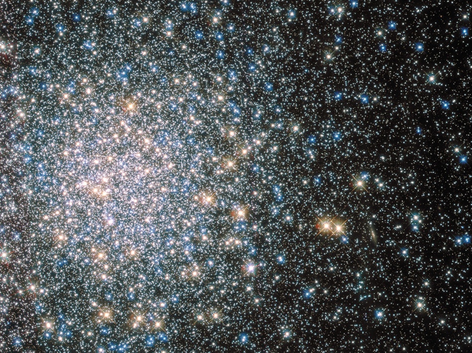 Das Bild des Kugelsternhaufens M5 im Sternbild Schlange ist voller Sterne, die links besonders dicht gepackt sind. Es zeigt die Zentralregion. Messier 5 enthält viele rote Riesen und Blaue Nachzügler.