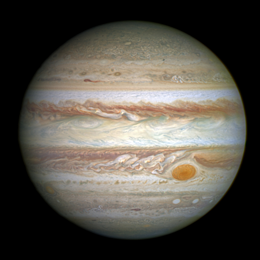 Der Gasriesenplanet Jupiter ist bildfüllend von Hubble dargestellt. Rechts unten prangt der Rote Fleck immer noch relativ markant. Er ist aber seit seiner Entdeckung dramatisch geschrumpft. Der Planet ist von hellen und rötlichbraunen Wolkenbändern gestreift.