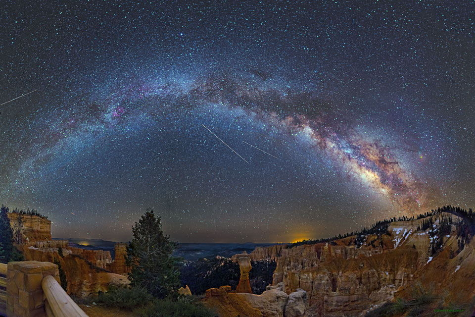 Über dem malerischen nächtlichen Bryce Canyon wölbt sich die Milchstraße. Rechts ist das helle Zentrum im Sternbild Schütze. Die Streifen stammen von Flugzeugen und Meteoren der Eta-Aquariiden.