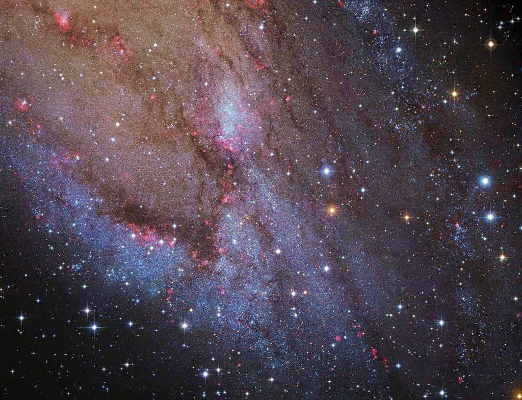 Das Bild zeigt einen Ausschnitt der Andromedagalaxie. Über der Mitte ist eine riesige Sternbildungsstätte zwischen den Spiralarmen zu sehen.