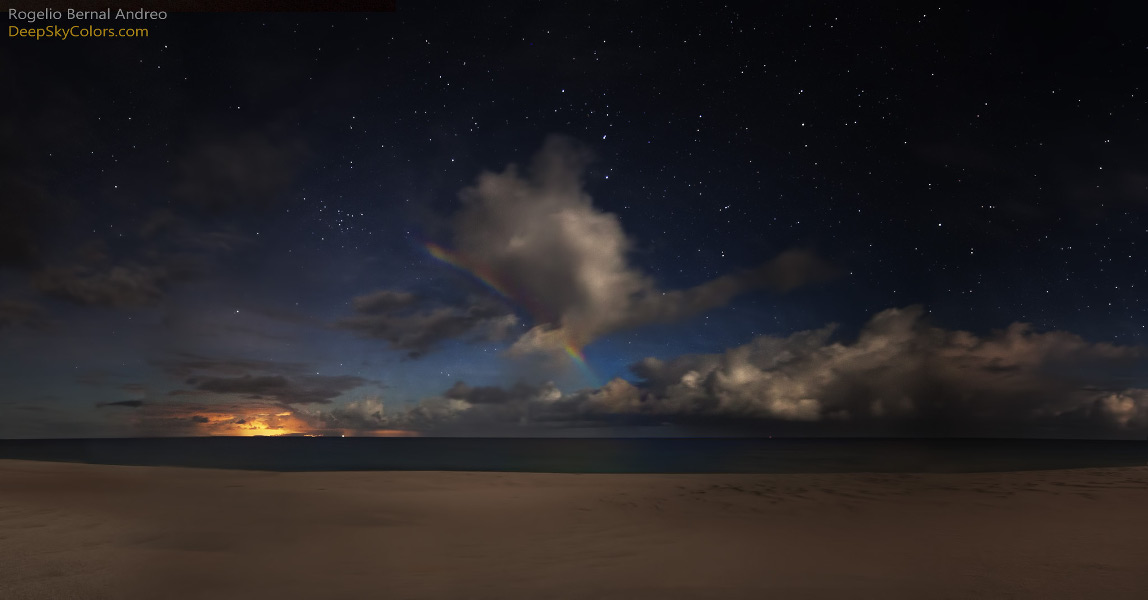 Über dem einsamen Strand von Molokaʻi im US-Bundesstaat Hawaii leuchtet ein Mondregenbogen. Er entsteht, wenn Regentropfen das Licht des Mondes brechen und zurückwerfen.