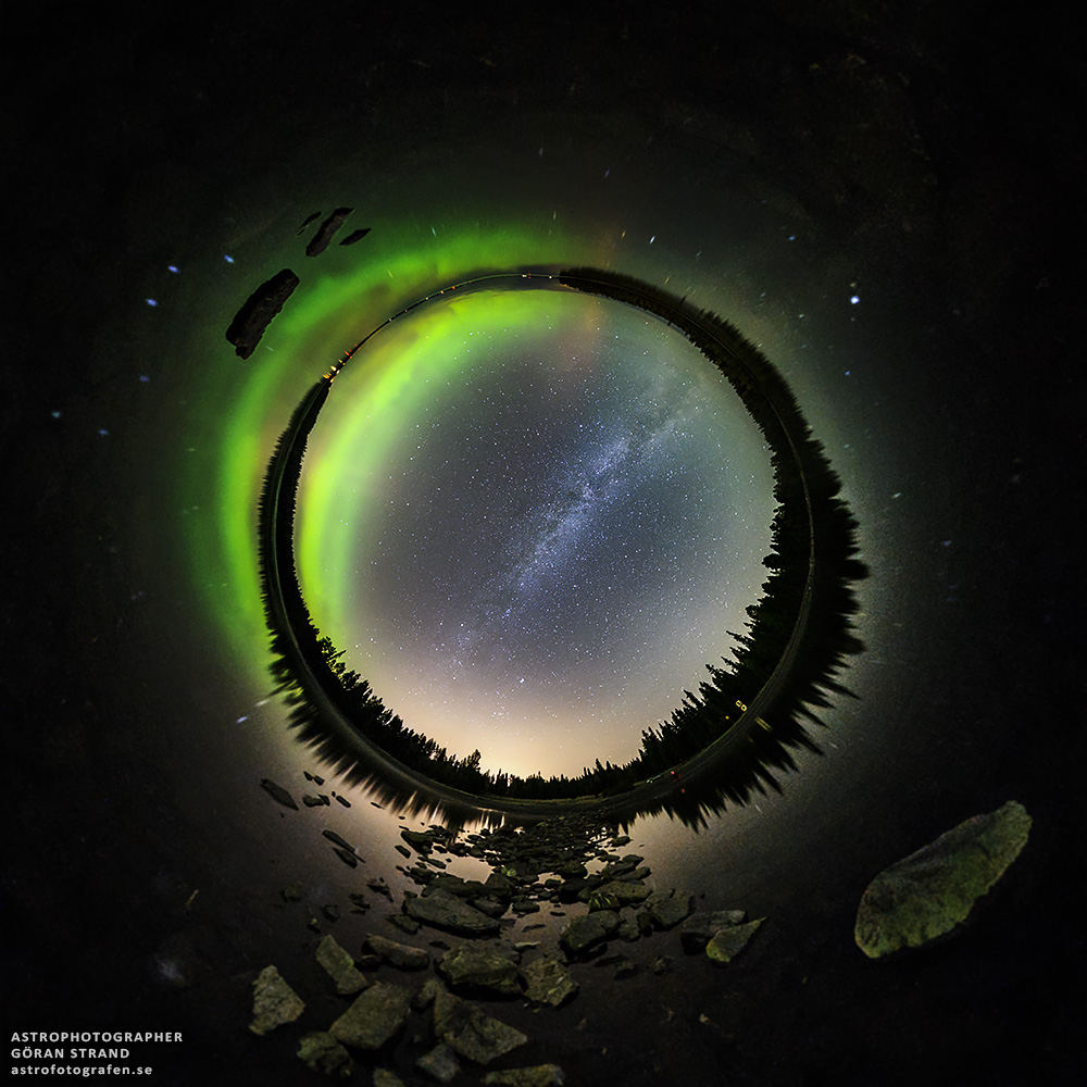 Der Himmel ist als runde Scheibe dargestellt, außen herum verläuft ein bewaldeter Horizont mit Polarlichtern links oben über einem Gewässer. Diagonal durchs Bild verläuft die Milchstraße. Unten führen Trittsteine über ein Gewässer zum Horizont.