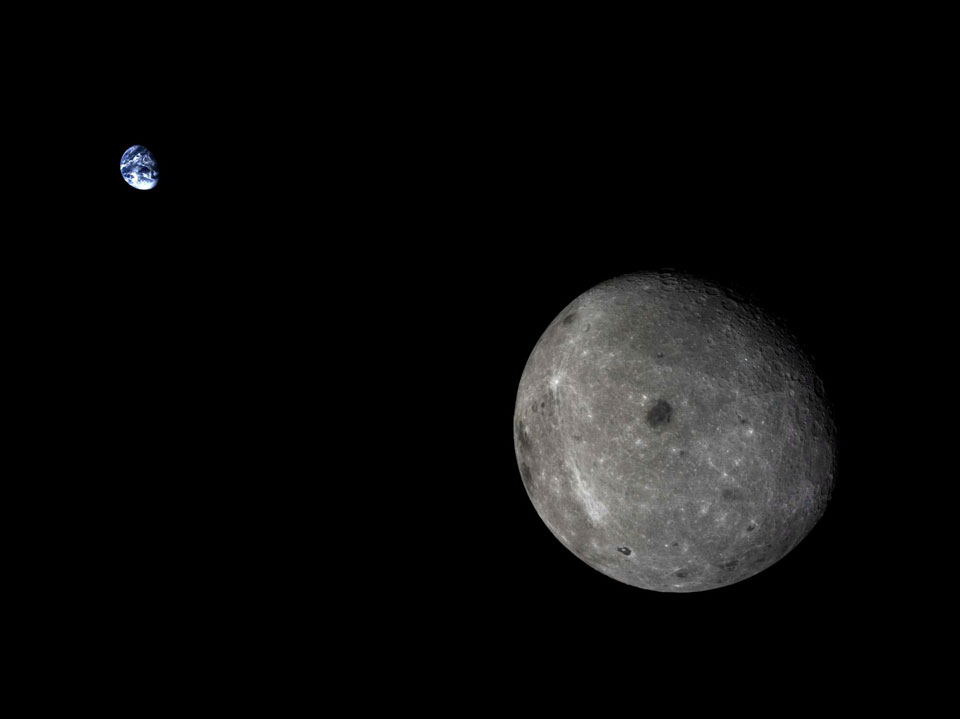 Zwei kugelförmige Himmelskörper sind im Bild, vorne der Mond, den wir von hinten sehen, oben klein die blau-weiße Erde.
