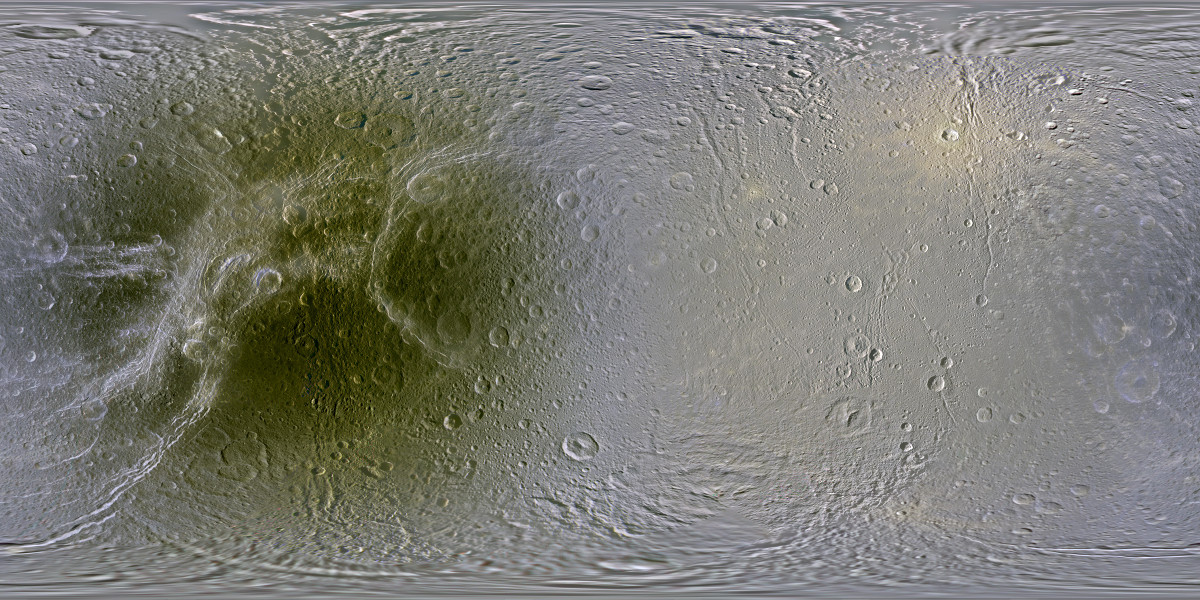 Die Karte zeigt die Oberfläche des kleinen Saturnmondes Dione. Die rechte Hälfte ist immer nach vorne gerichtet und sammelt Eisteilchen aus den Ringen auf. Die linke Seite ist dunkel, weil sich dort keine Eisteilchen auf der Oberfläche sammeln. Der dunkle Fleck ist von breiten Rissen durchzogen.