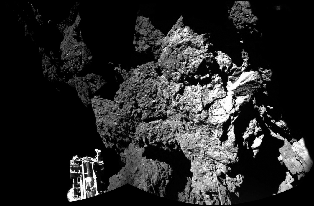 Das Bild stammt von der Oberfläche des Kometen C67P/Tschurjumow-Gerassimenko. Es zeigt ein Beinchen der Landesonde Philae, die auf dem Gestein des Kometen steht.