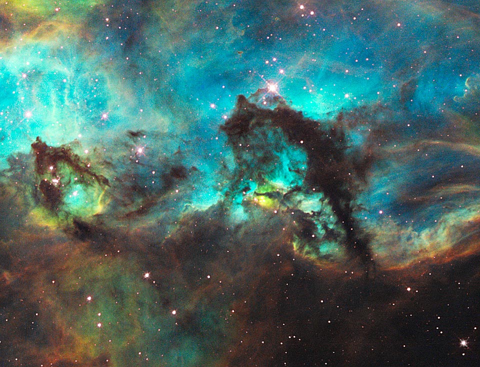 Über einer dunklen Staubwolke schwebt ein dunkles Seepferdchen. Die Wolken im Hintergrund schimmern blau. In der Mitte sind neu entstandene Sterne des Sternhaufens NGC 2074.
