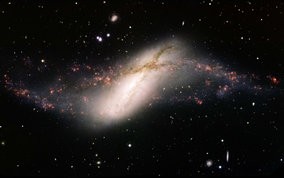 Der Polarring der Galaxie NGC 660 im Sternbild Fische ist größer als die Galaxienscheibe selbst. Er enthält viele rötliche Sternbildungsregionen.