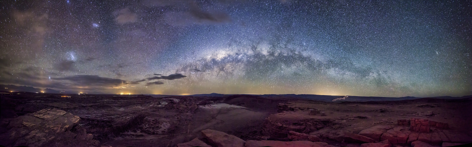 Am Himmel der Atacamawüste leuchten vier Galaxien, die man mit bloßem Auge sieht: die Magellanschen Wolken, die Andromedagalaxie und die Milchstraße.