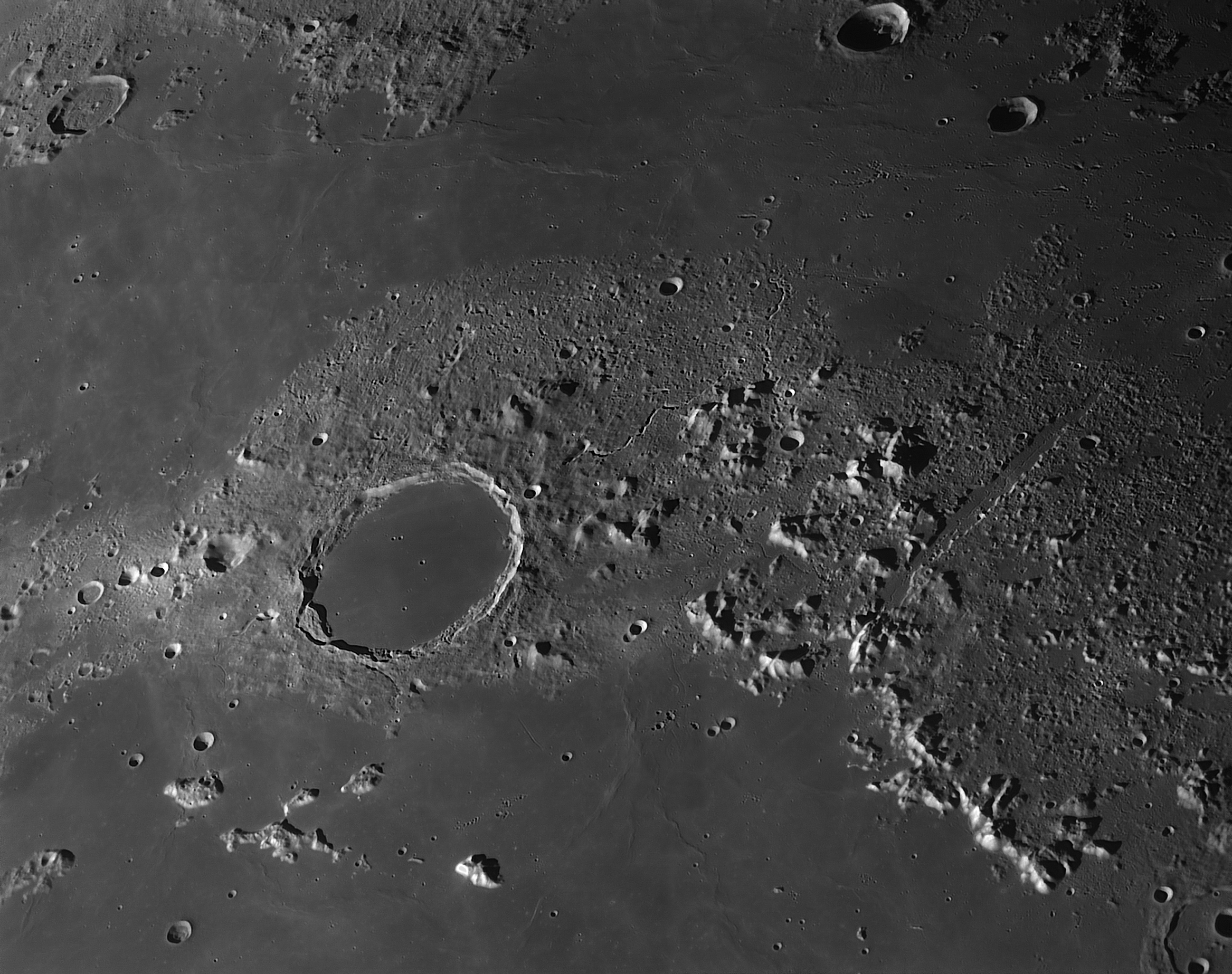 Большой кратер луны. Поверхность Луны кратеры. Дедал (лунный кратер). Луна (Планета) кратеры Луны. Евдокс (лунный кратер).