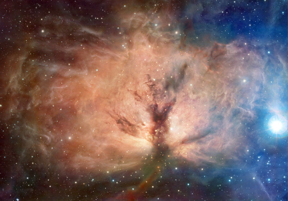 Der Nebel in der Mitte erinnert an eine lodernde Flamme, in der Mitte befindet sich ein dunkler Docht aus Nebel. Rechts leuchtet blauer Nebel neben der Flamme. Der helle Stern darin ist Alnitak, der den Flammennebel zum Leuchten bringt.