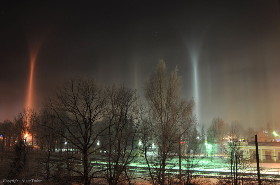 Über der lettischen Stadt Sigulda wurden 2009 bunte Lichtsäulen über Lampen fotografiert. Sie entstehen, wenn das Licht an flatternden, sechsseitigen Eiskristallen reflektiert wird.