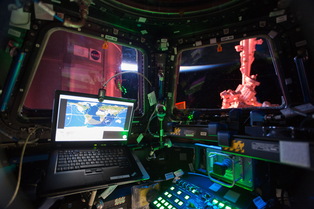 Im Inneren der Cupola ist ein Steuerplatz für den Canadarm2 der ISS. Durch 7 Fenster hat man einen prachtvollen Ausblick auf die Erde.