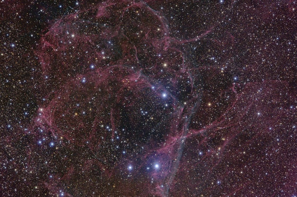 Das Panoramabild ist 10 Grad breit. Es zeigt den Vela-Supernovaüberrest, der in der Milchstraße liegt, daher ist der Hintergrund dicht mit Sternen gespickt.