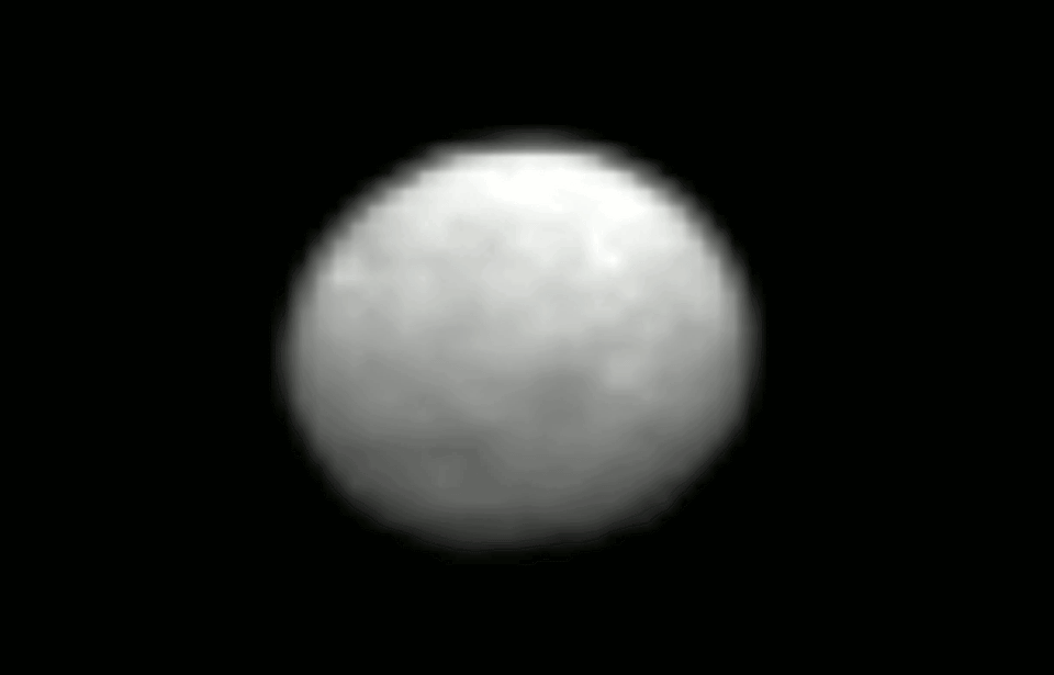 Das Video zeigt Ceres. Es entstand aus 20 Bildern der Raumsonde Dawn, die sich derzeit dem Zwergplaneten nähert. Ceres wirkt sehr verschwommen, aber die Bilder gehören zu den besten, die je von dem Himmelskörper gemacht wurden.