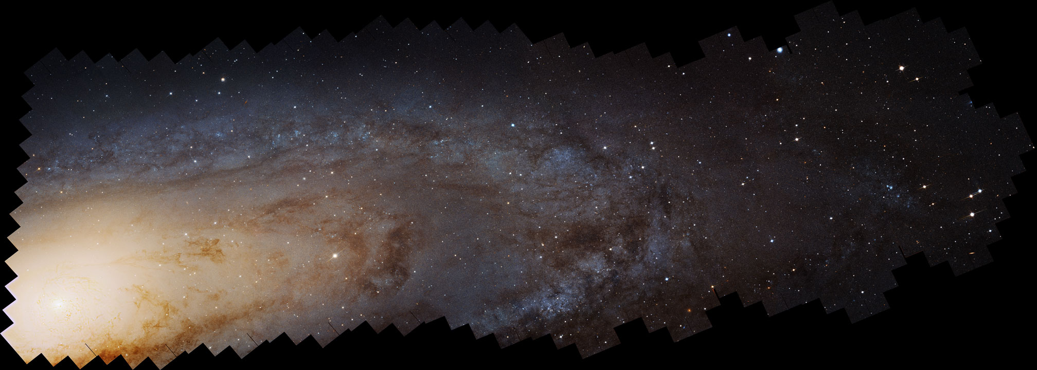 An den Zacken links und unten im Bild kann man erahnen, aus wie vielen Bildfeldern die Nahaufnahme von Andromeda aufgenommen wurde. Links ist das Zentrum der Andromedagalaxie M31, rechts verläuft ein blauer Spiralarm.