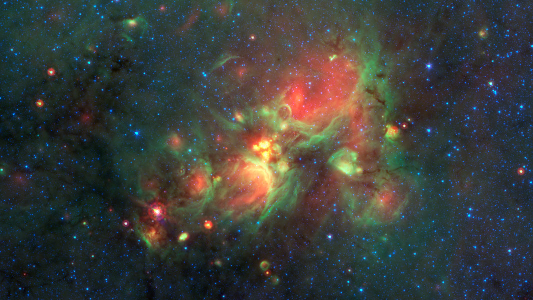 Das Bild von W33 wurde in Infrarot-Wellenlängen aufgenommen, diese wurden in Farben des sichtbaren Lichts gefärbt. Im Bild sind Objekte verteilt, die als gelbe Kugeln bezeichnet wurden.