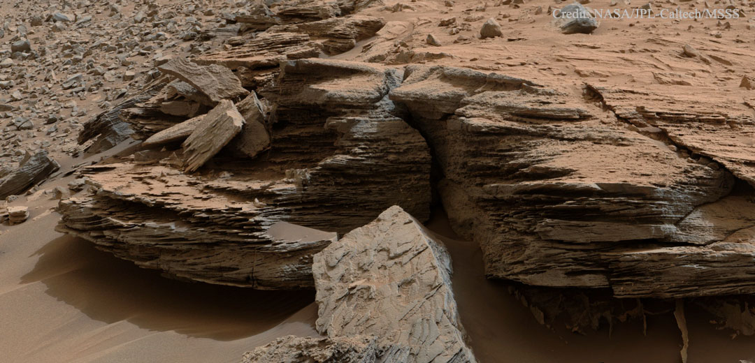Das geschichtete Gestein des Whale Rock entstand wahrscheinlich unter dem Einfluss von Wasser. Der Marsrover Curiosity entdeckte es am Fuß des Mount Sharp (Aeolis Mons).