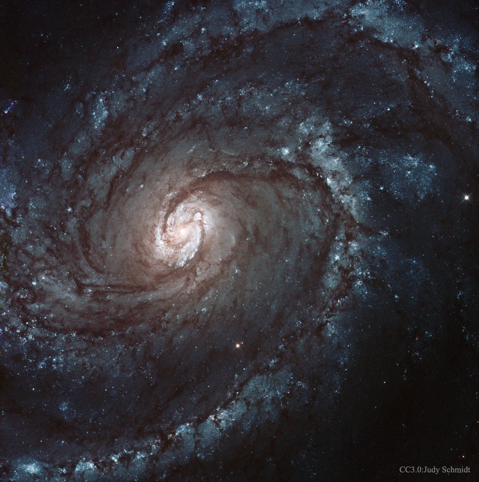 Die Spiralgalaxie M100 im Haar der Berenike ist eine Grand-Design-Spiralgalaxie. Kennzeichen dieser Galaxiengruppe sind ausladende, prachtvolle Spiralgalaxien, eine relativ ebenmäßige Erscheinung und ausgeprägte junge Sternhaufen.