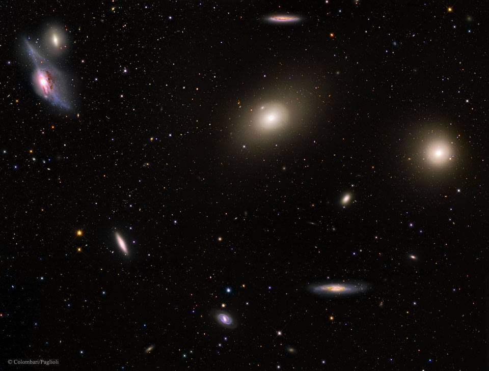 Im Bild sind mehrere große Galaxien verteilt, einige verzert, andere scheibenförmig oder elliptisch.