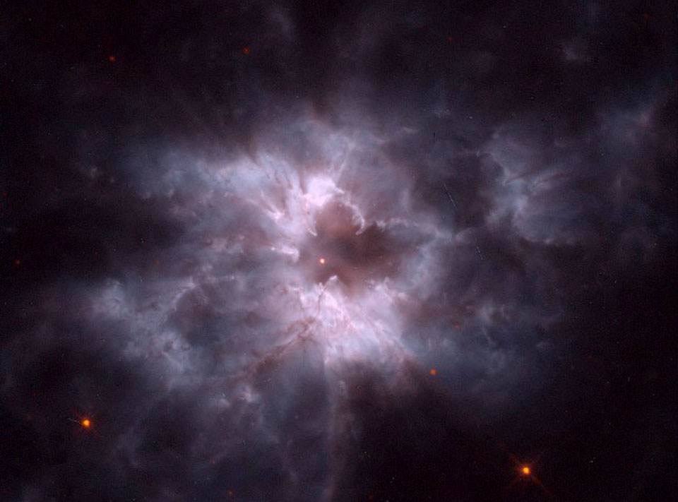 Der weißliche Nebel NGC 2440 umgibt einen der heißesten Weißen Zwerge, die wir kennen. Er liegt im Sternbild Achterdeck des Schiffes (Puppis). Das Bild entstand mit dem Weltraumteleskop Hubble.