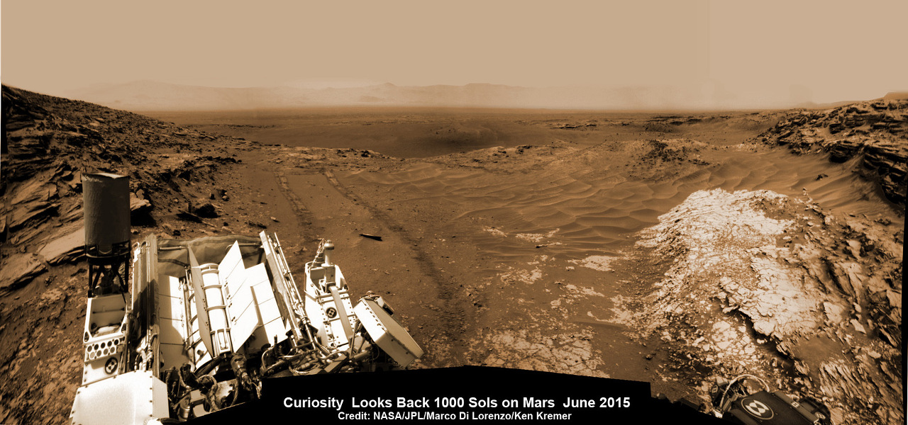 Das Panorama zeigt den Aufenthaltsort des Marsrovers Curiosity. Dort bleibt er während der Marskonjunktion mit der Sonne, weil die Kommunikation zu dieser Zeit schwierig ist.