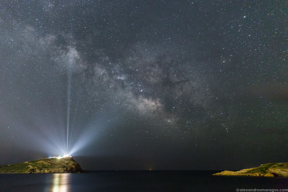 Die Lichter, die den Poseidontempel auf Kap Sounion in Griechenland beleuchten, zeigen scheinbar auf Himmelsobjekte.