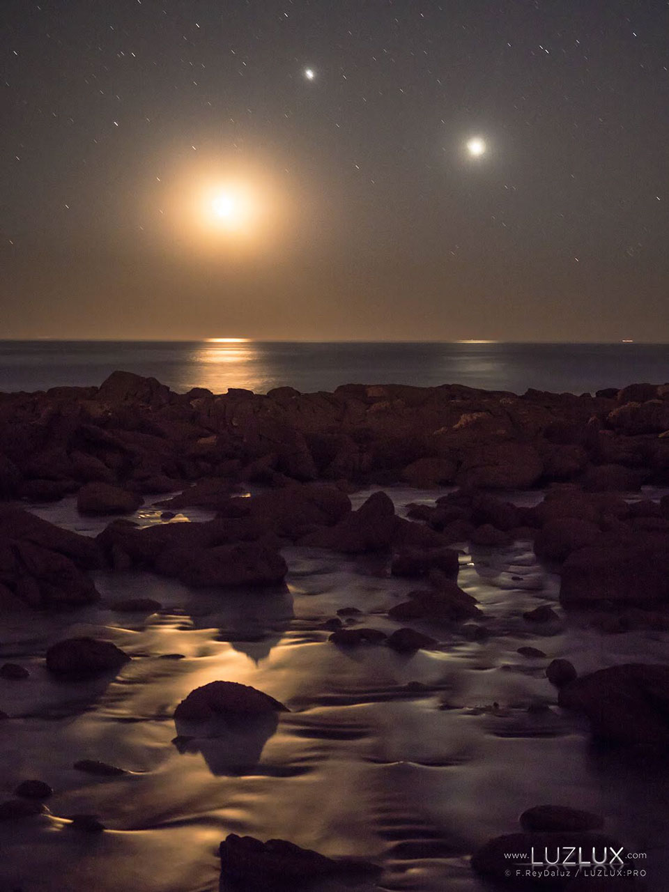 Über der Atlantikküste im Nationalpark Islas Atlánticas de Galicia leuchten der Sichelmond und die Planeten Venus und Jupiter.