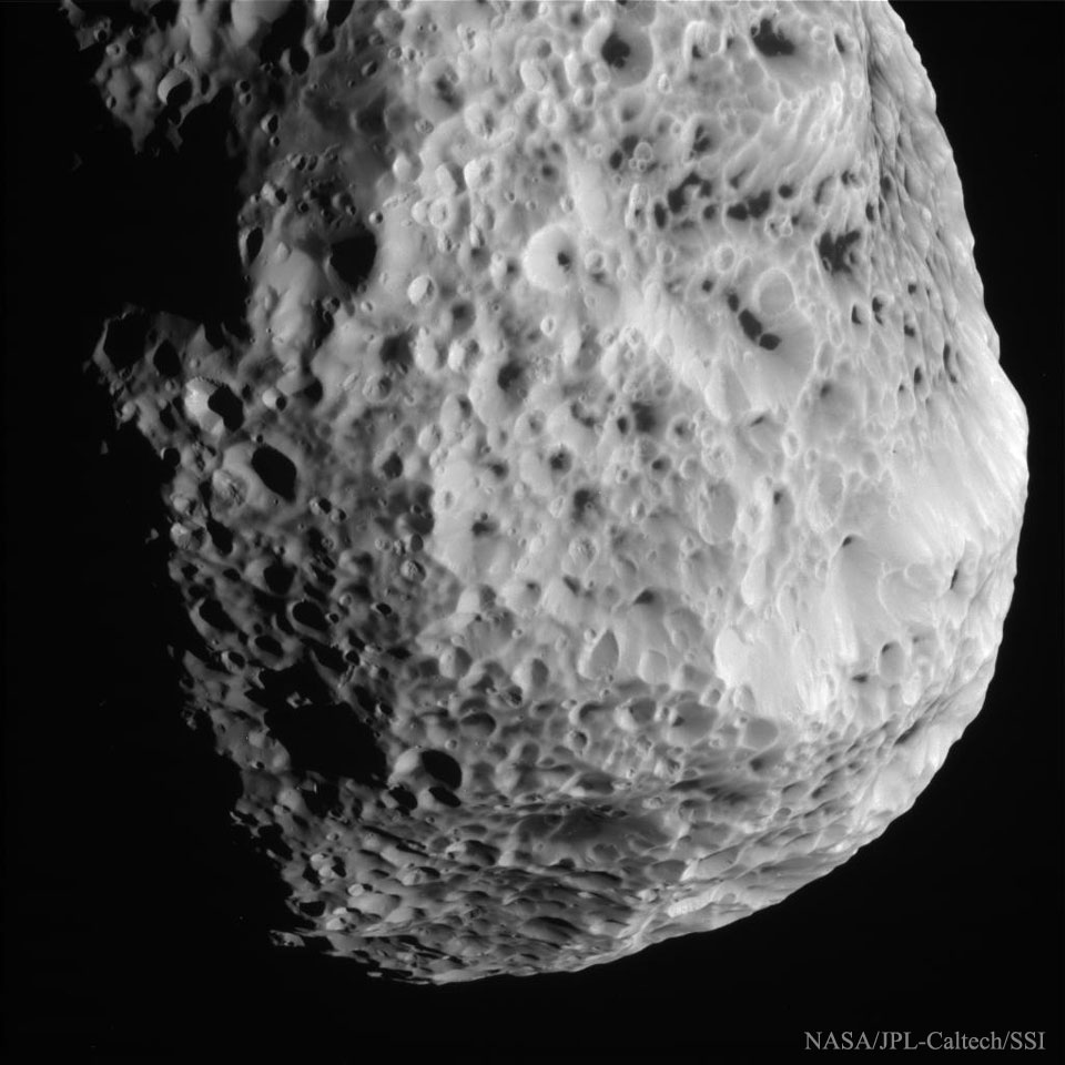 Der Mond Hyperion hat eine schwammartige Struktur.