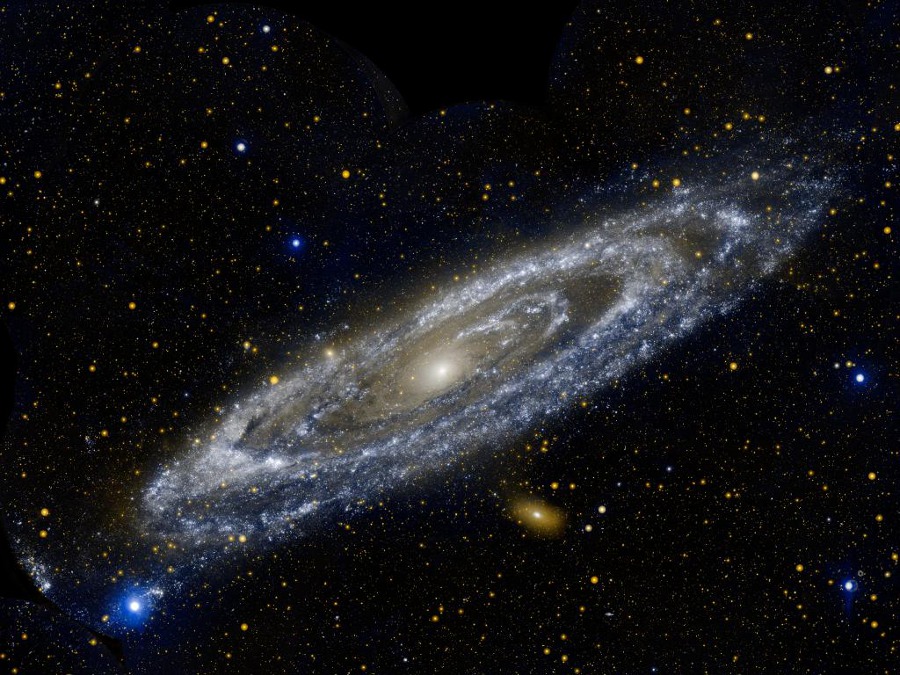 Die Andromedagalaxie ist in Ultraviolettlicht schräg abgebildet und wirkt verfremdet. Die Spiralarme treten stärker als sonst hervor und wirken eher wie Ringe.