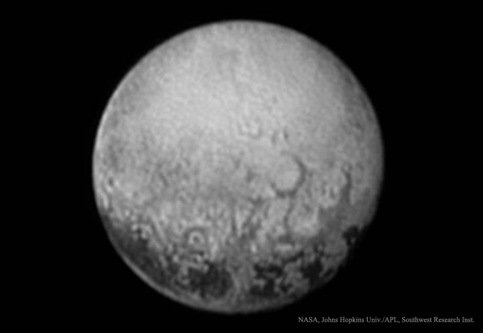Diese Seite von Pluto, die immer zu seinem Mond Charon zeigt, ist beim nahen Vorbeiflug der Raumsonde New Horizons nicht zu sehen. Daher ist dieses Bild das beste dieser Seite, das wir für lange Zeit sehen werden.