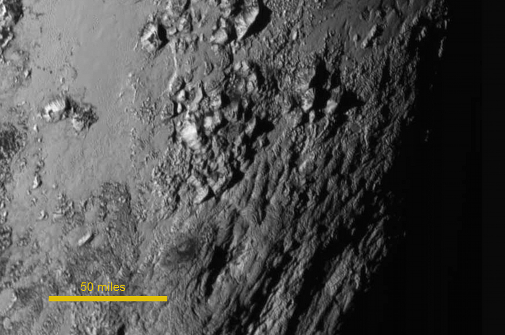 Das Bild zeigt Berge unter der hellen, herzförmigen Region auf Pluto. Sie bestehen vermutlich aus Wassereis. Das Gelände hat keine Krater.