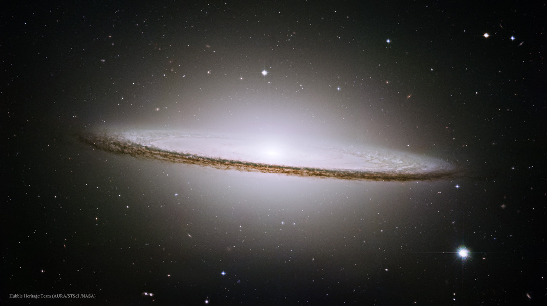 Die Sombrerogalaxie M104 im Sternbild Jungfrau füllt fast das ganze Bild. Die große Wölbung aus Sternen und der markante Staubring erinnern an einen Sombrero.