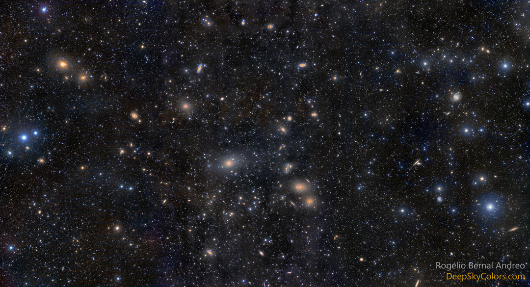 Das Bild zeigt die vielen Galaxien im Virgo-Galaxienhaufen mit Beschriftung.