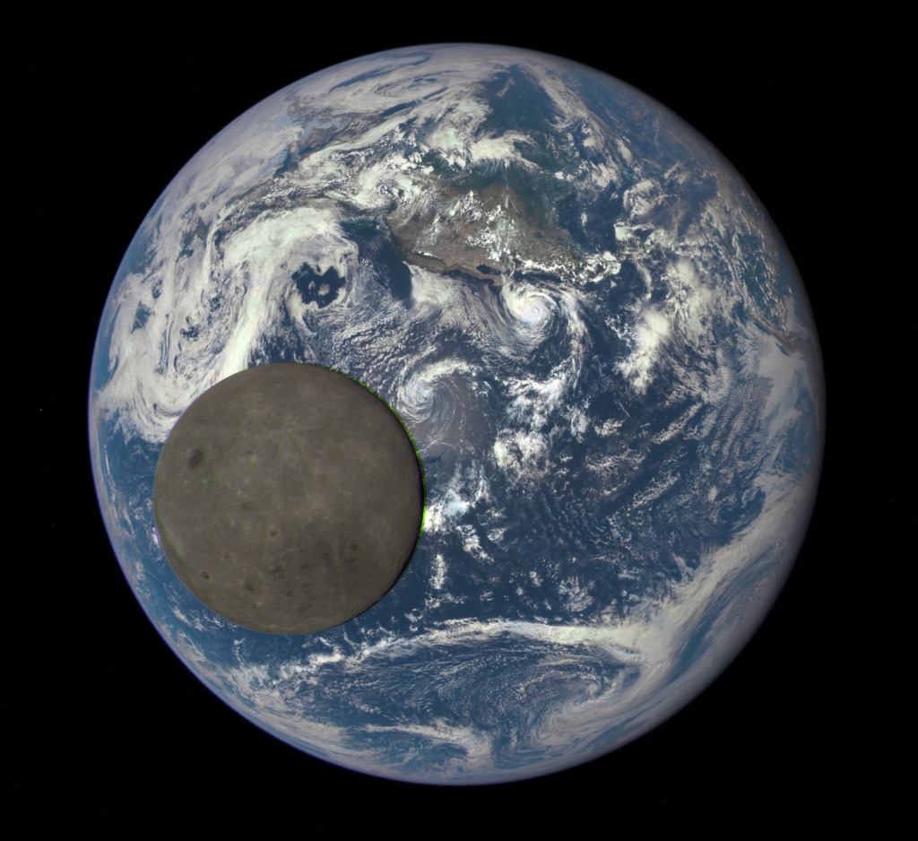 Der Mond ist voll beleuchtet und vor der Erde gelegen, die ebenfalls voll beleuchtet ist. Der Trabant wirkt ungewöhnlich, nur links oben ist ein dunkler Fleck zu sehen. Das Bild zeigt die Rückseite, die wir von der Erde aus nicht sehen.