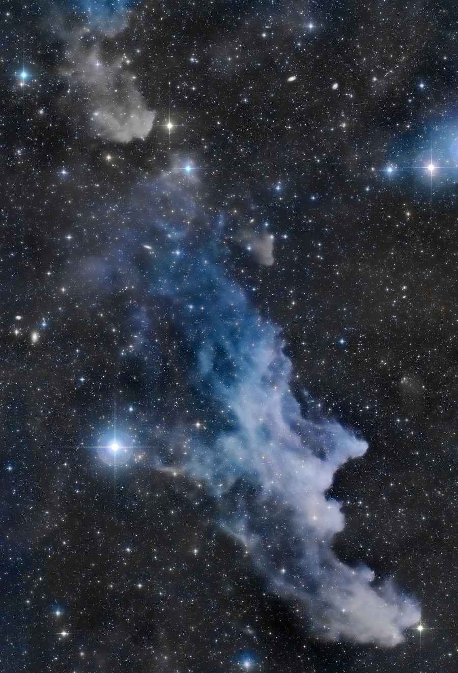 Der bläuliche Nebel im Bild erinnert an das Gesicht einer Hexe. Sie blickt nach rechts, dort leuchtet der helle Stern Rigel, doch er ist nicht im Bild.