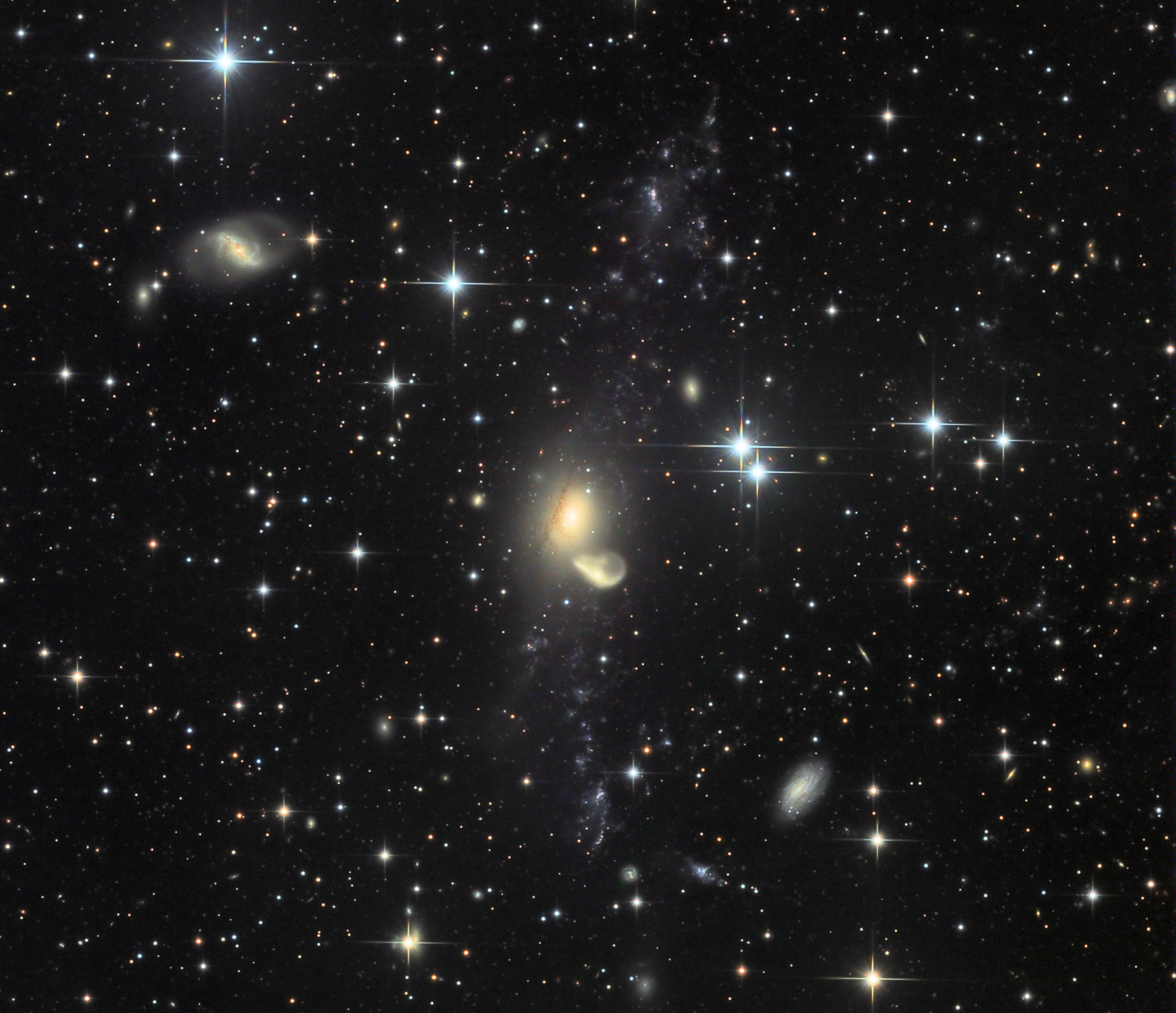 4 5 световых года. NGC 5291. Скопление галактик. Межгалактическая звезда. Межгалактическое пространство.
