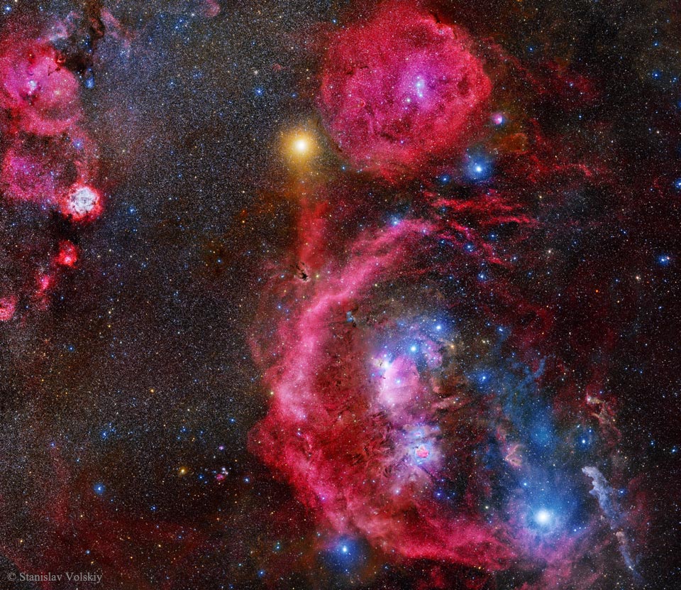 Das Sternbild Orion und die Region, mit Barnardschleife, Beteigeuze, Rigel, Lambda Orionis, Rosettennebel, Pferdekopfnebel, Hexenkopfnebel, Flammennebel, Fuchsfellnebel; Ein Klick auf das Bild lädt die höchstaufgelöste verfügbare Version.