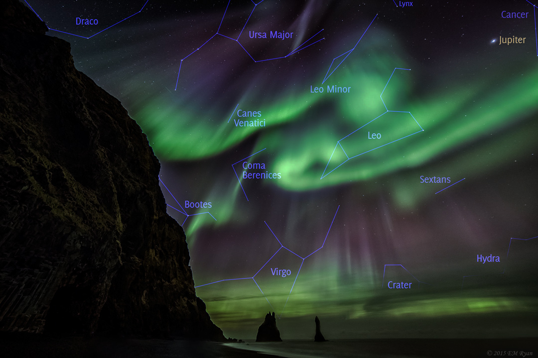 Siehe Beschreibung. Polarlicht und Sternenhimmel über einer isländischen Küstenlandschaft. Ein Klick auf das Bild lädt die höchstaufgelöste verfügbare Version.