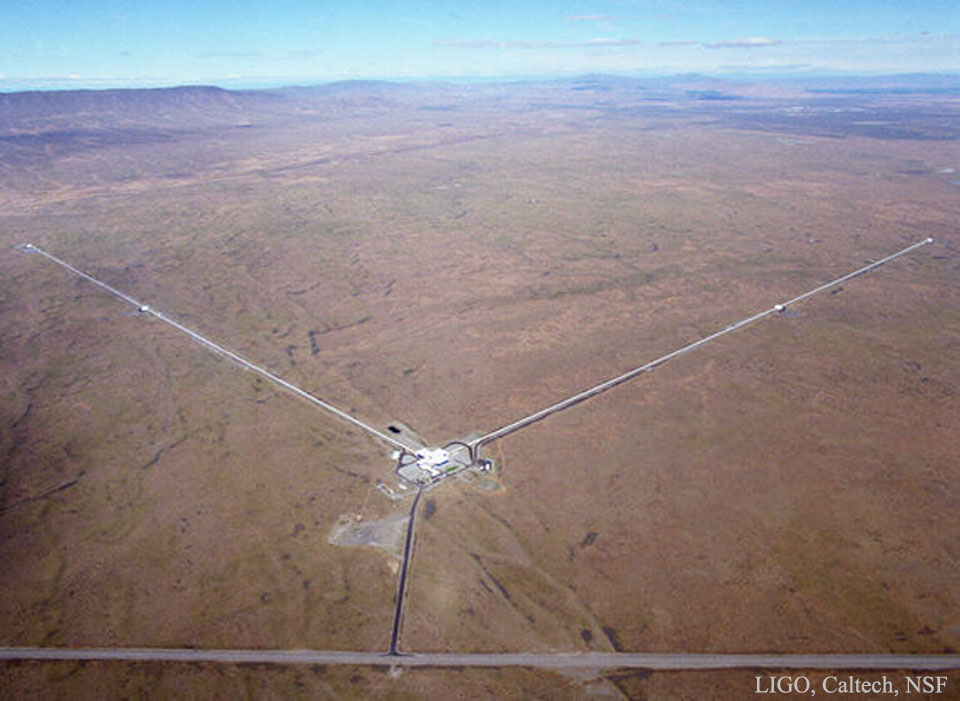 Die Arme dieses Gravitationswellen-Observatoriums LIGO im US-Bundesstaat Washington sind je vier Kilometer lang. Sie befinden sich auf einem rostbraunen Untergrund in der Wüste.