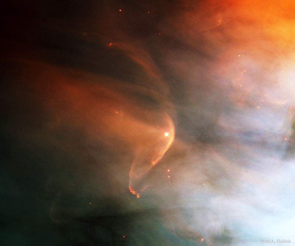 Mitten in einem Nebel leuchtet ein Stern, der rechts von einer Bugwelle umgeben ist. Der Sternwind des Sterns im Bogen verdrängt langsameres Gas, das in seine Richtung strömt.